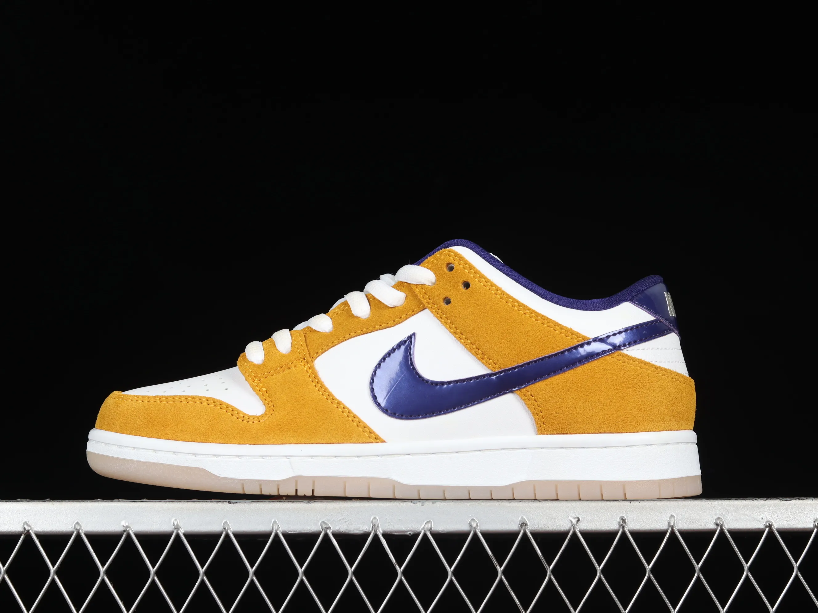All Categories Nk SB Dunk Series Nk SB Dunk Low Low-top Sneakers Nk SB Dunk Low "Laser Orange" Purple Gold Little Lakers SB Smashing Backboard Fashion Casual Sneakers BQ6817-800
